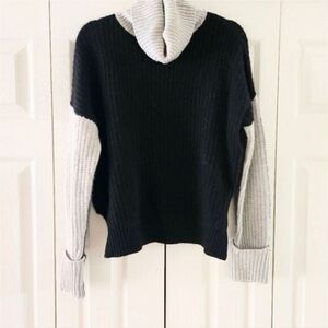 360 Cashmere Black & Grey Colorblock Turtleneck Sweater Size Small